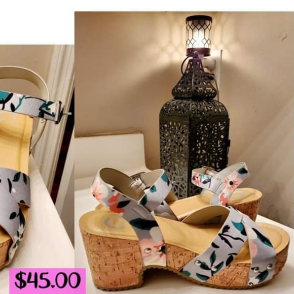 JOURNEE COLLECTION VALENTINA SANDAL, SIZE 8 - Picture 6 of 7